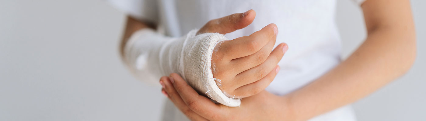 손목 깁스 이미지
